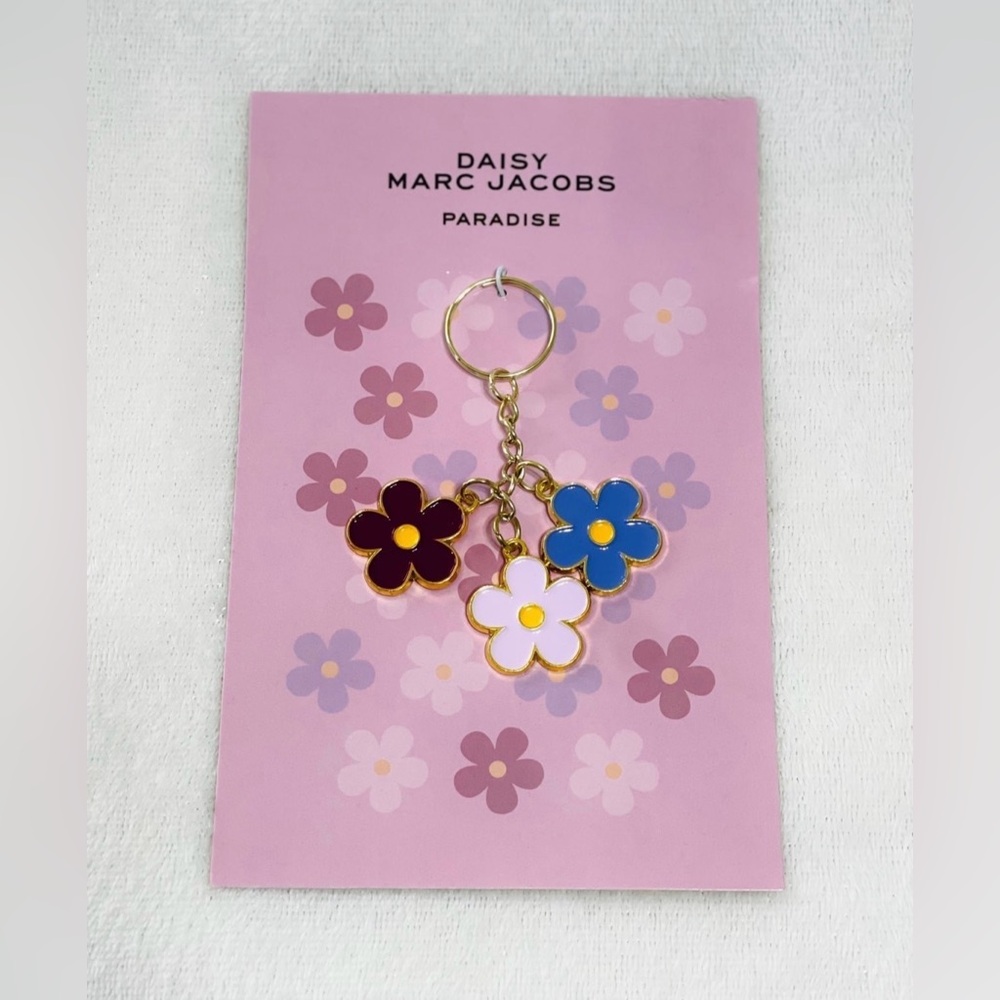 MARC JACOBS DAISY KEYCHAIN